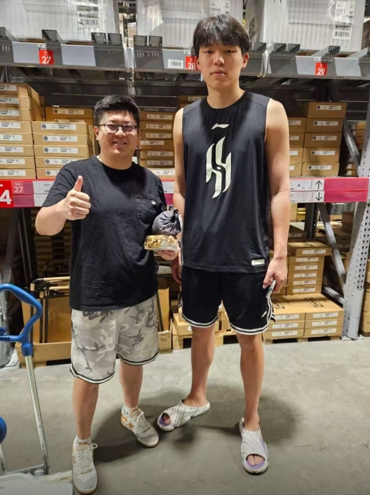 开云app-上半身壮了不少啊小杨！网友在波特兰商场偶遇购物的杨瀚森