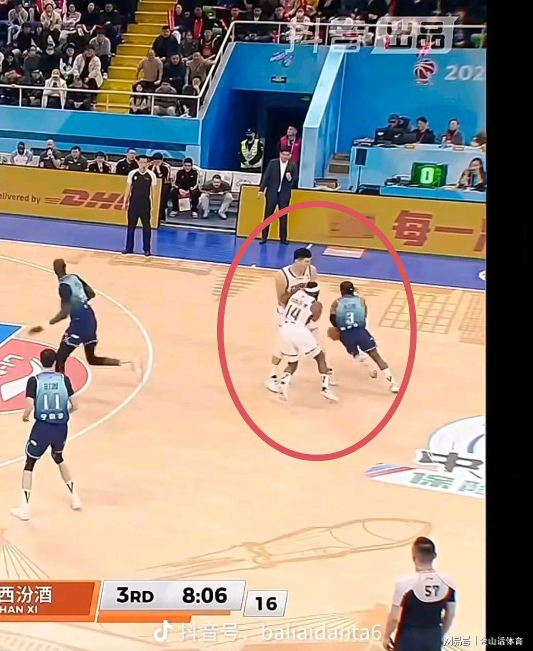 开云体育-太离谱了！2米22中锋0分0助，仅抢了1个篮板，在场上竟然防自己人