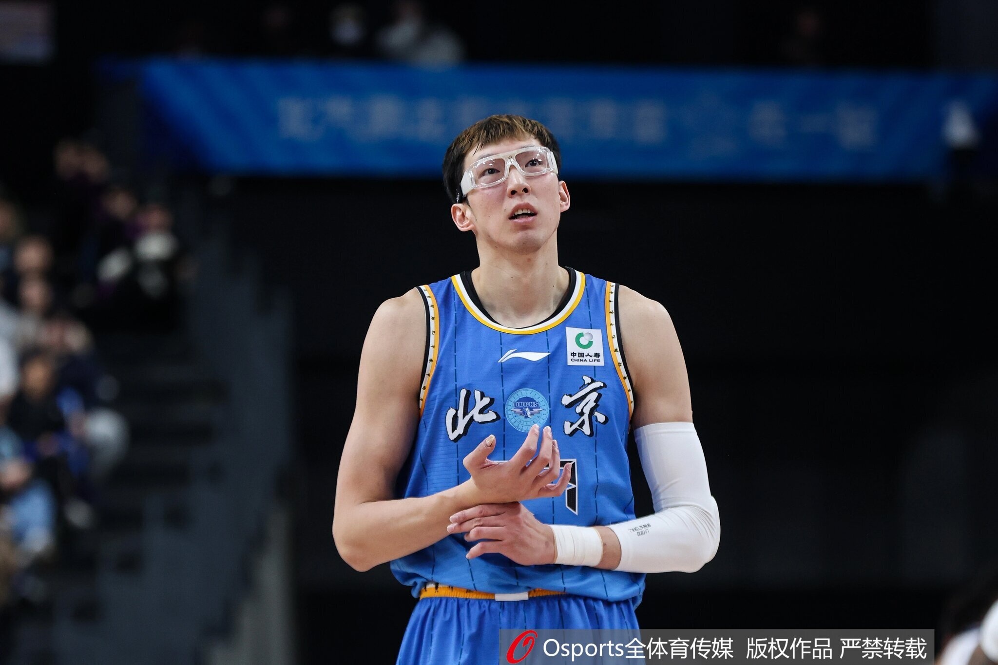 表现一般！周琦6中3仅拿9分10板1助 3失误3犯规