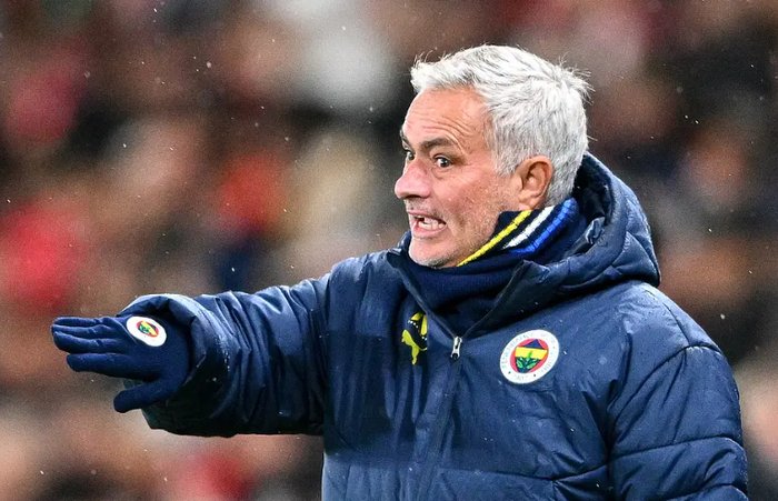 开云平台-再见穆里尼奥！葡超指教都玩不明白，双线崩盘，更衣室内讧了|何塞·穆里尼奥|本菲卡|本菲卡足球俱乐部|波尔图|布拉加_新浪新闻