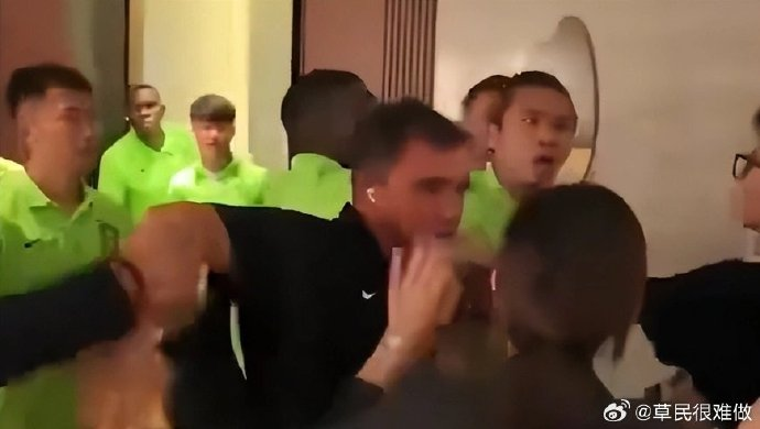 内讧!国安惨败被球迷贴脸开大,张玉宁怒怼:我们不想踢好?有啥哔哔