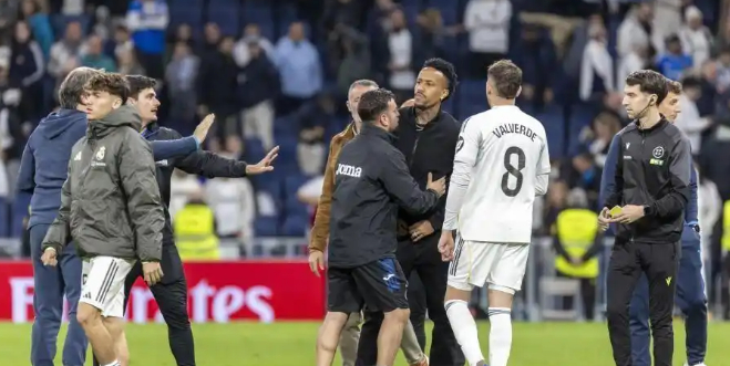 开云官网-联赛两连败！皇马内讧升级，队内互相争吵，权威媒体爆狠料|圣地亚哥-伯纳乌足球场|皇家马德里|赫塔费|米兰冬奥会|更衣室_新浪体育_新浪新闻