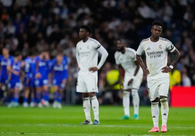 开云官网-联赛两连败！皇马内讧升级，队内互相争吵，权威媒体爆狠料|圣地亚哥-伯纳乌足球场|皇家马德里|赫塔费|米兰冬奥会|更衣室_新浪体育_新浪新闻