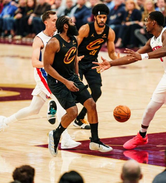 开云app-哈登一人撑起克里夫兰！7助攻激活1奇兵 “德国超跑”15分灭旧主|詹姆斯·哈登|骑士|活塞|三分球|泰森_新浪体育_新浪新闻