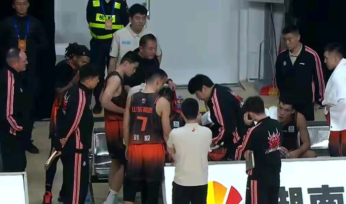 开云平台-邱彪这盘棋,新外援真不是来当“得分王”的!|琼斯|陶汉林|山东男篮|德雷克·鲍威尔|诺曼·鲍威尔_新浪体育_新浪新闻