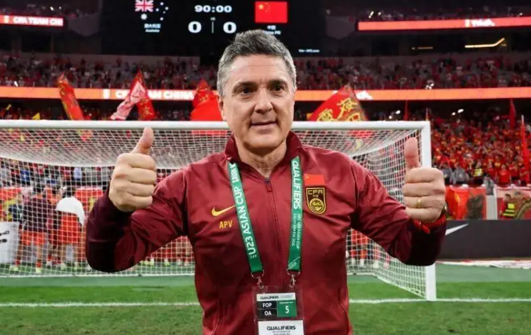 开云app-铁腕治军!安东尼奥带队2大奇招:禁外卖+屏蔽媒体,偷师邵佳一?