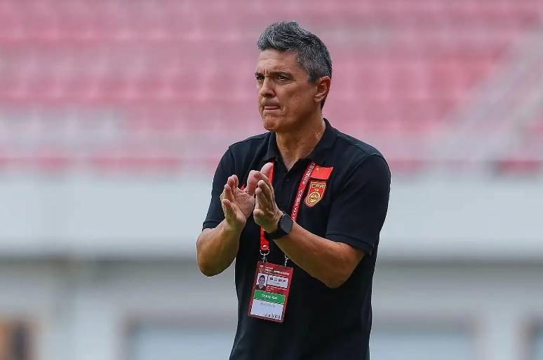 开云app-铁腕治军!安东尼奥带队2大奇招:禁外卖+屏蔽媒体,偷师邵佳一?