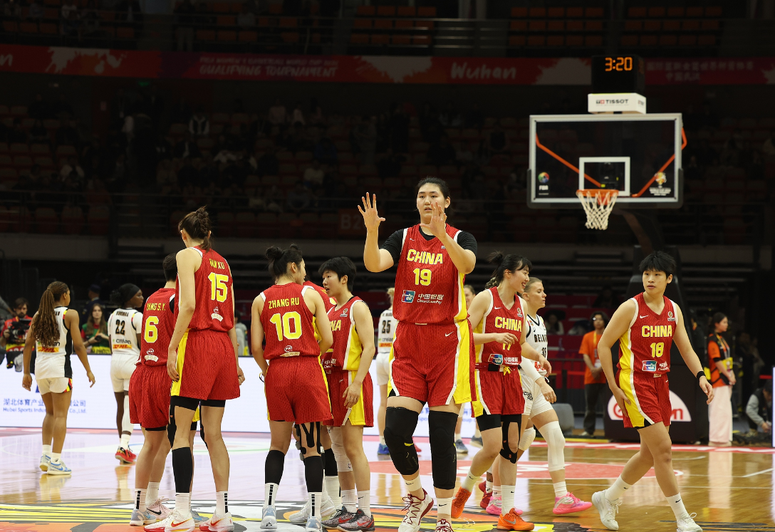 开云官网-女篮惨败张子宇成唯一亮点！18分钟20+11统治内线 2.26米对抗超强