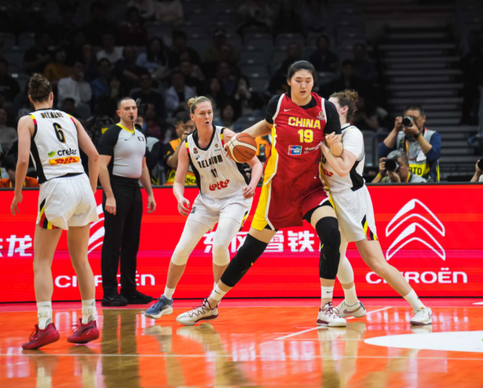 开云官网-女篮惨败张子宇成唯一亮点！18分钟20+11统治内线 2.26米对抗超强