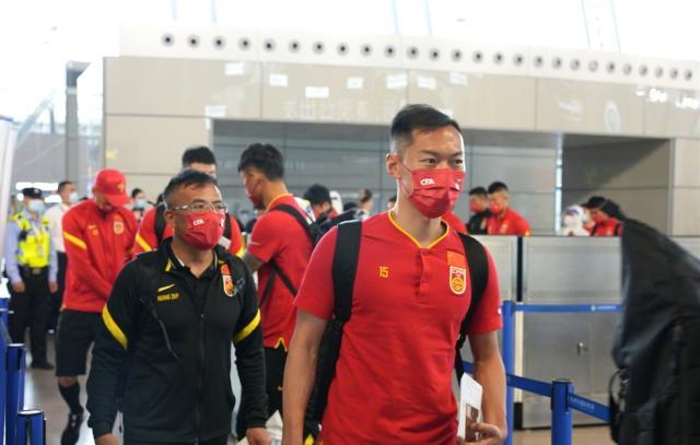 开云体育-中国男足团队58人飞赴阿联酋 包括六个保障团队
