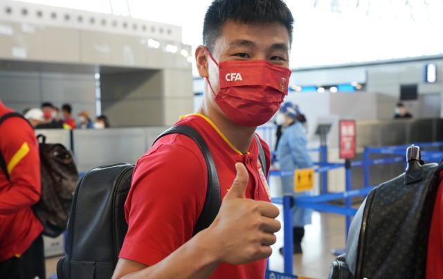 开云体育-中国男足团队58人飞赴阿联酋 包括六个保障团队