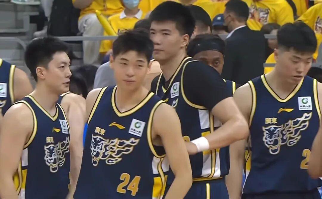 广东男篮加时3分险胜北京，张皓嘉读秒绝杀 胡明轩23+6奎因39+9+8